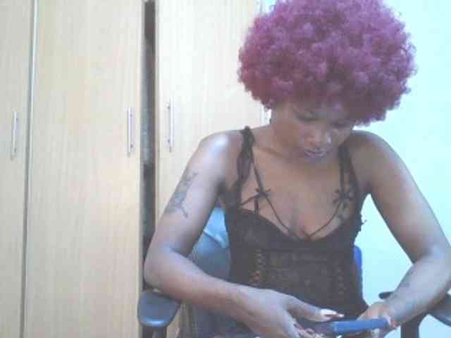 QueenIvy35 webcam