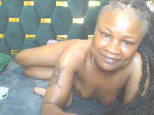 QueenIvy35 webcam