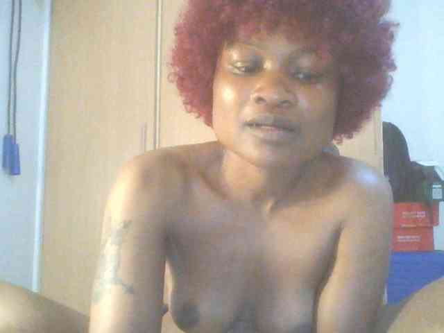 QueenIvy35 webcam