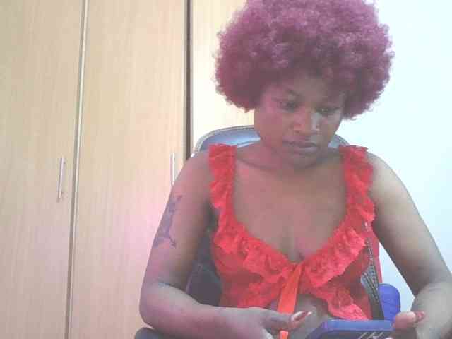 QueenIvy35 webcam