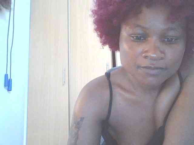 QueenIvy35 webcam