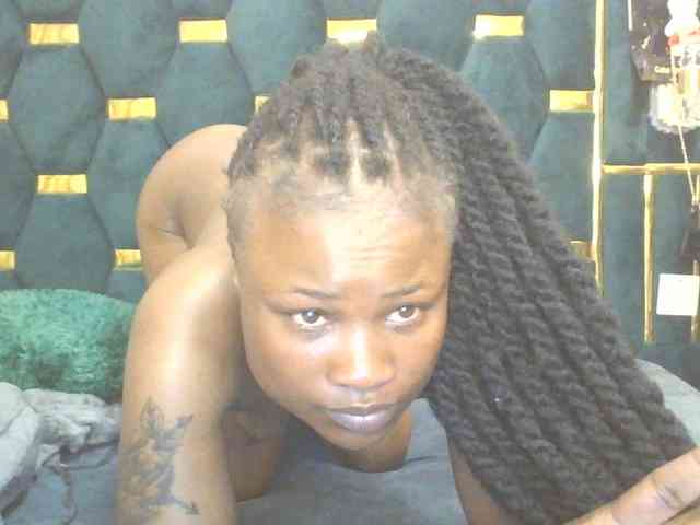 QueenIvy35 webcam