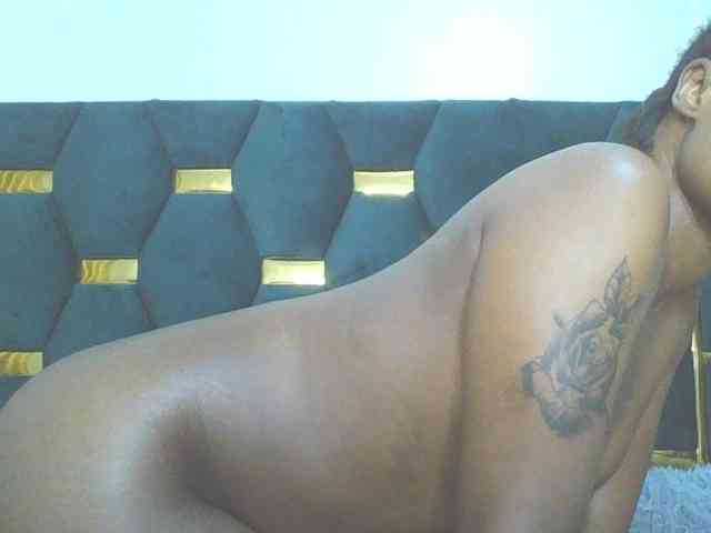 QueenIvy35 webcam