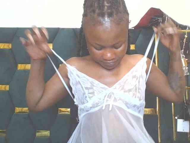QueenIvy35 webcam