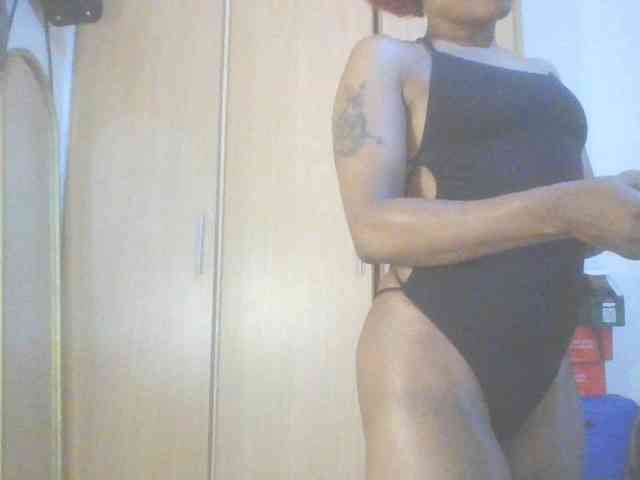 QueenIvy35 webcam
