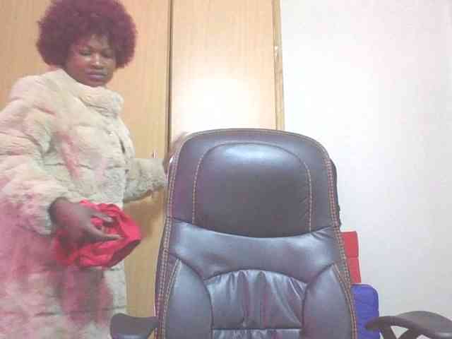 QueenIvy35 webcam