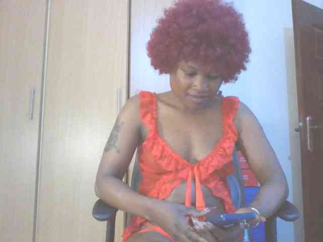 QueenIvy35 webcam