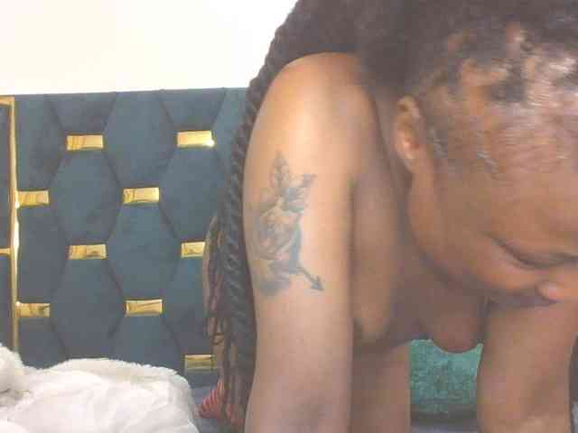QueenIvy35 webcam