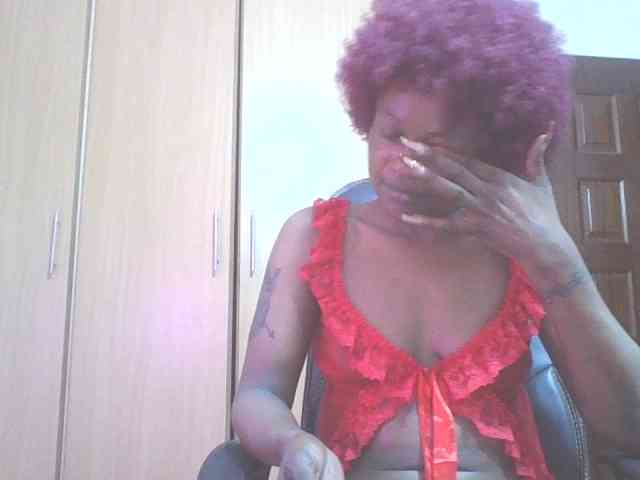 QueenIvy35 webcam