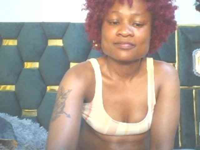 QueenIvy35 webcam