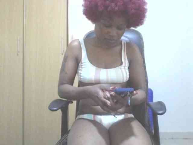 QueenIvy35 webcam