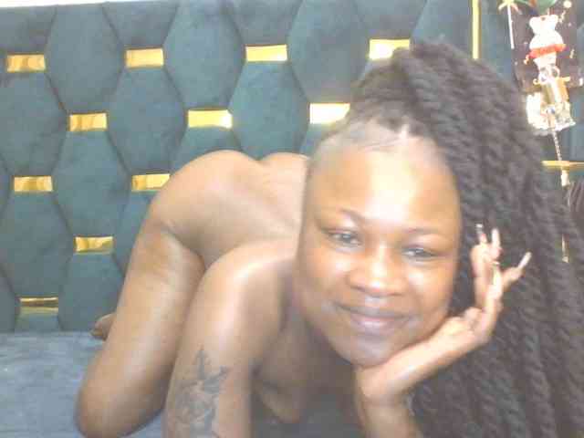 QueenIvy35 webcam