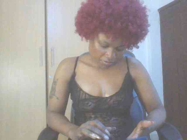 QueenIvy35 webcam