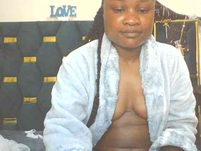 QueenIvy35 webcam