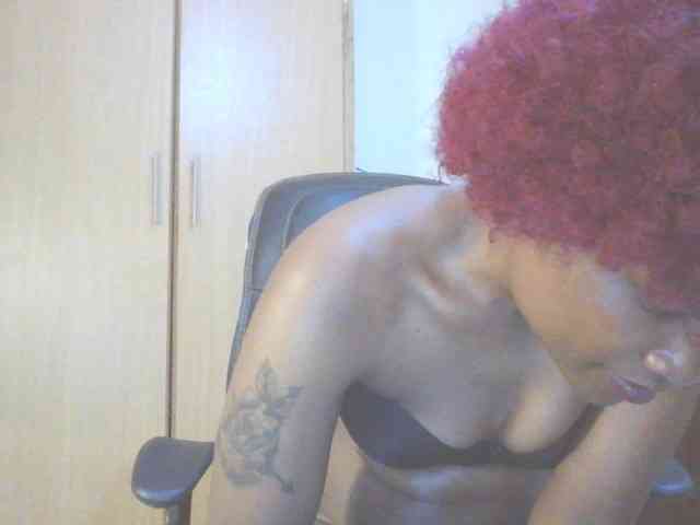 QueenIvy35 webcam