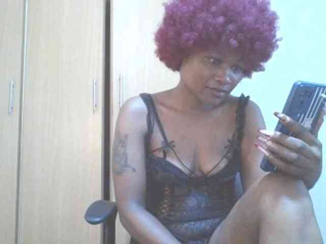QueenIvy35 webcam