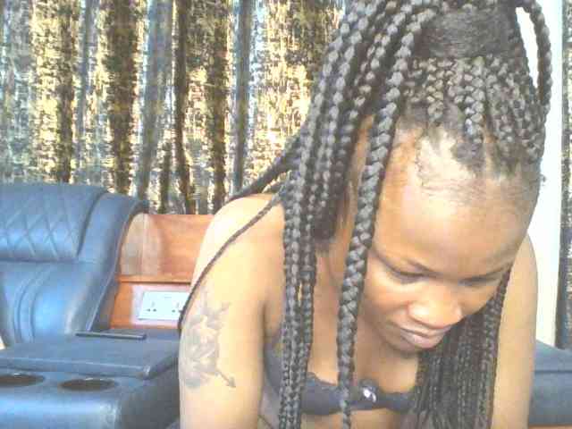 QueenIvy35 webcam