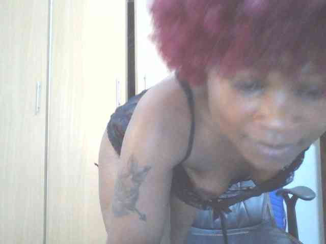 QueenIvy35 webcam