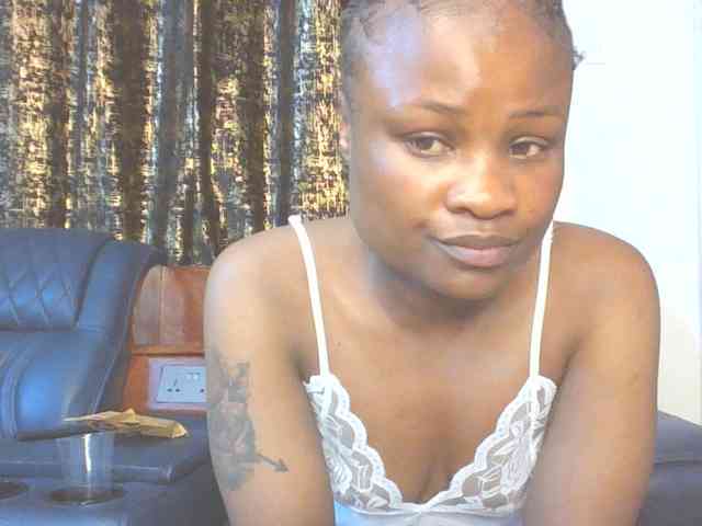 QueenIvy35 webcam