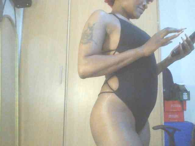 QueenIvy35 webcam
