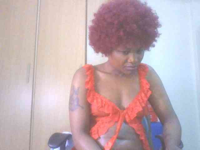 QueenIvy35 webcam