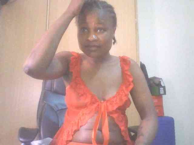 QueenIvy35 webcam