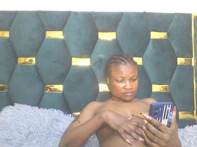 QueenIvy35 webcam