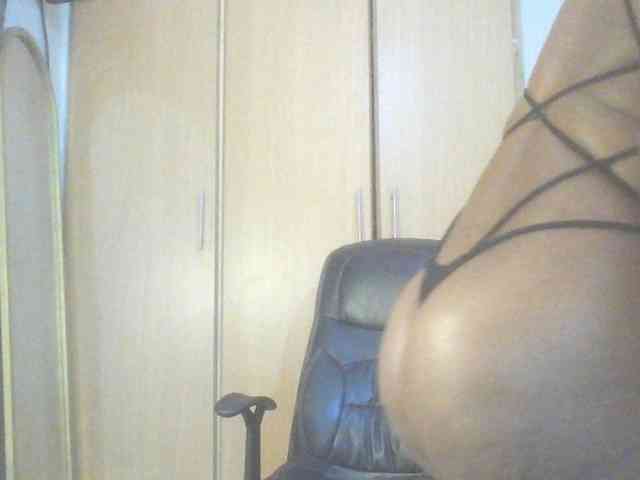 QueenIvy35 webcam
