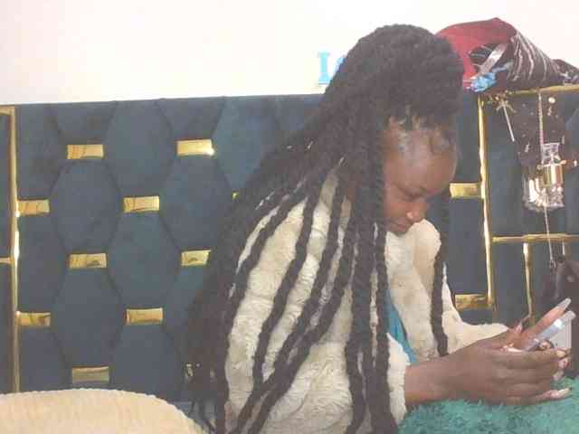 QueenIvy35 webcam