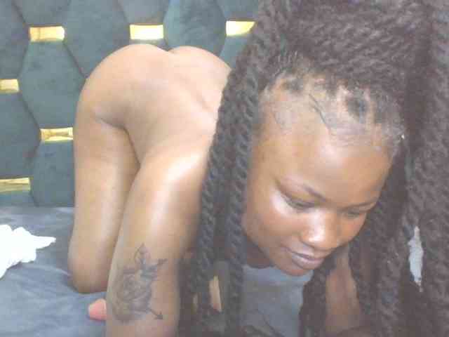 QueenIvy35 webcam