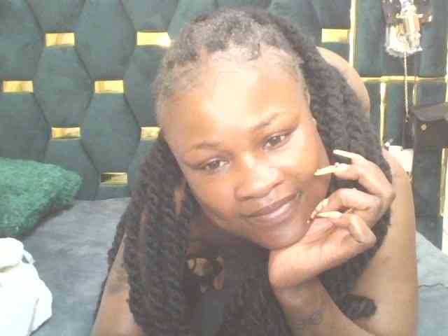 QueenIvy35 webcam