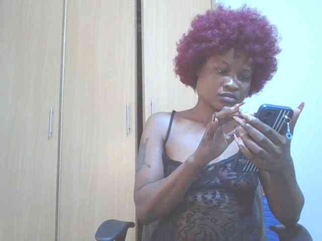 QueenIvy35 webcam