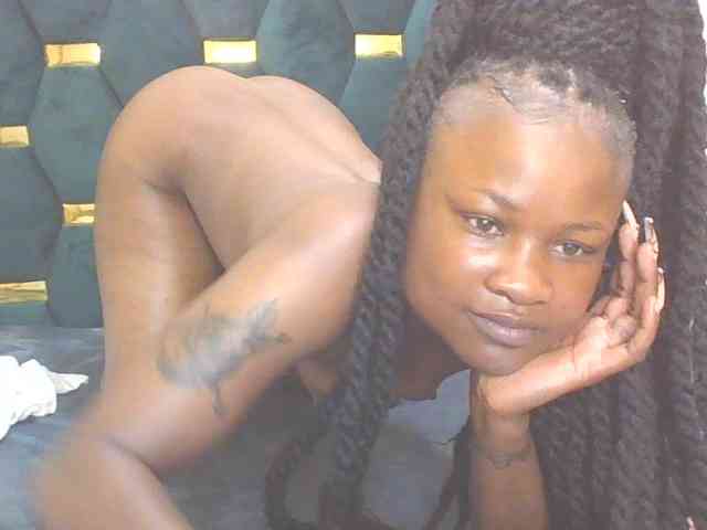 QueenIvy35 webcam