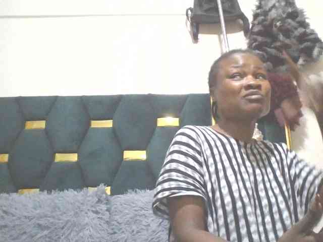 QueenIvy35 webcam
