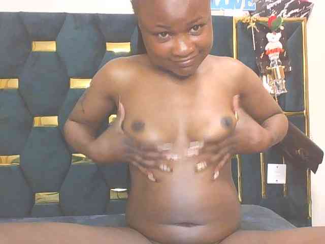 QueenIvy35 webcam