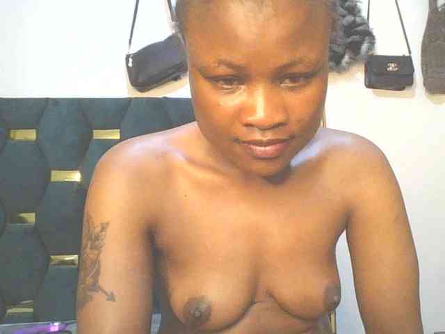 QueenIvy35 webcam