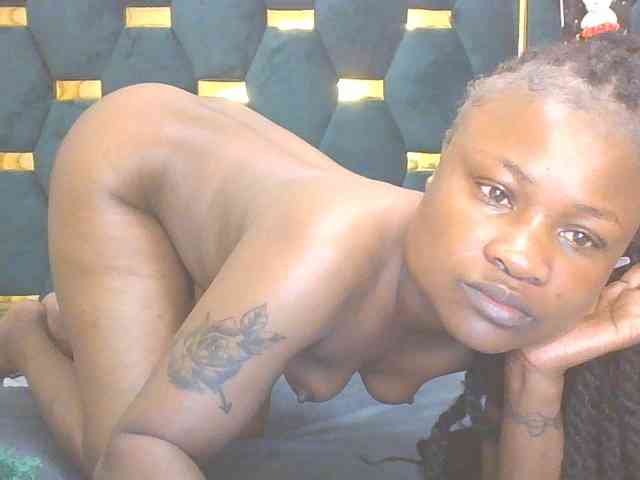QueenIvy35 webcam