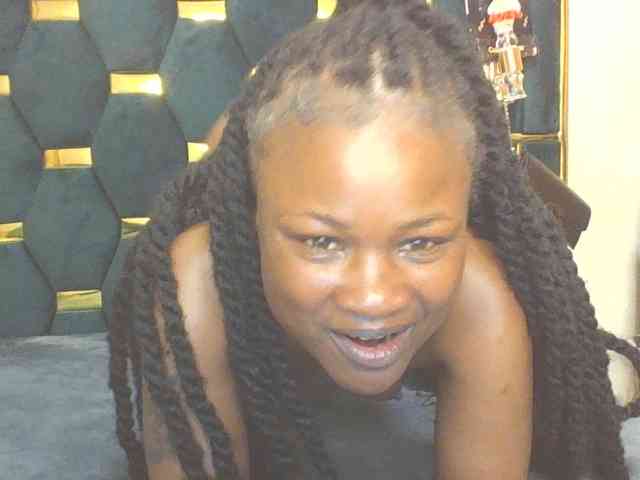 QueenIvy35 webcam
