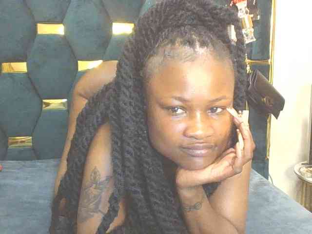 QueenIvy35 webcam