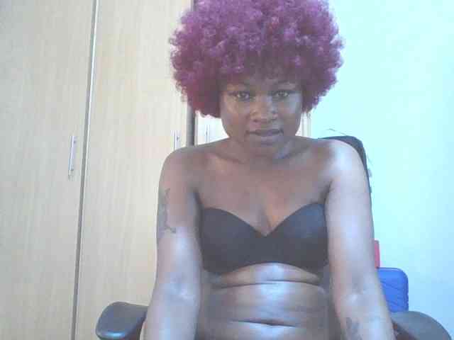 QueenIvy35 webcam
