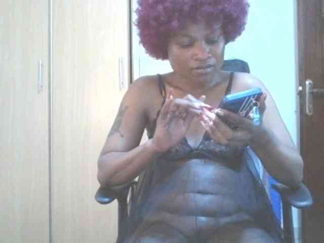 QueenIvy35 webcam