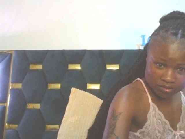 QueenIvy35 webcam
