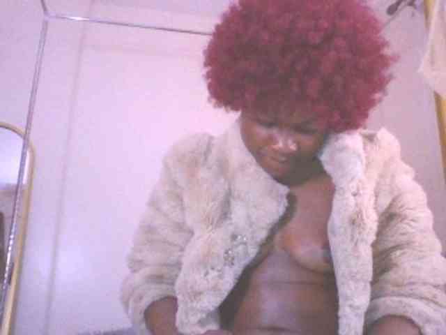 QueenIvy35 webcam