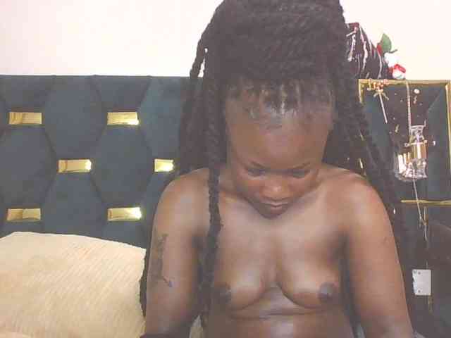 QueenIvy35 webcam