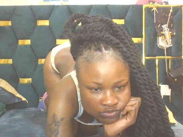 QueenIvy35 webcam
