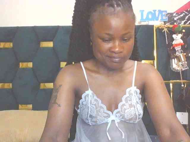 QueenIvy35 webcam