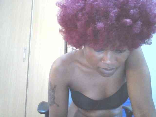 QueenIvy35 webcam