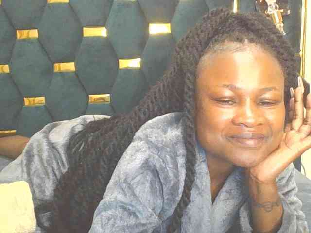 Model: QueenIvy35