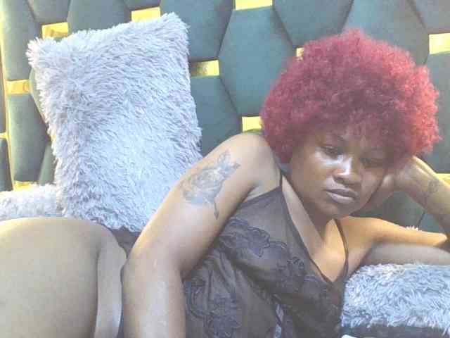 QueenIvy35 webcam