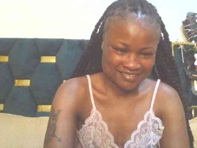 QueenIvy35 webcam